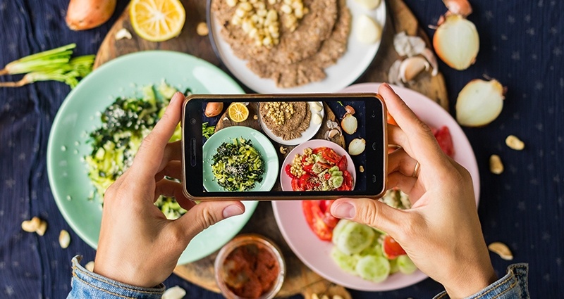 Une photo de nourriture sur trois assiettes prise avec un smartphone, une photo à vol d'oiseau.